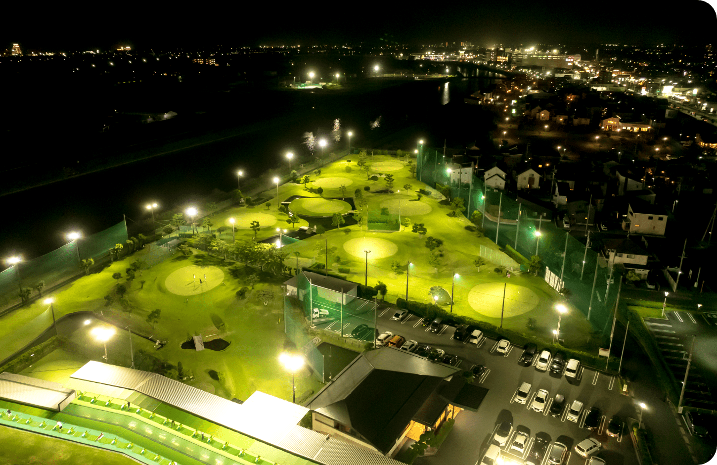 新しい夜の楽しみ方をご提案気軽で快適！ナイトゴルフ